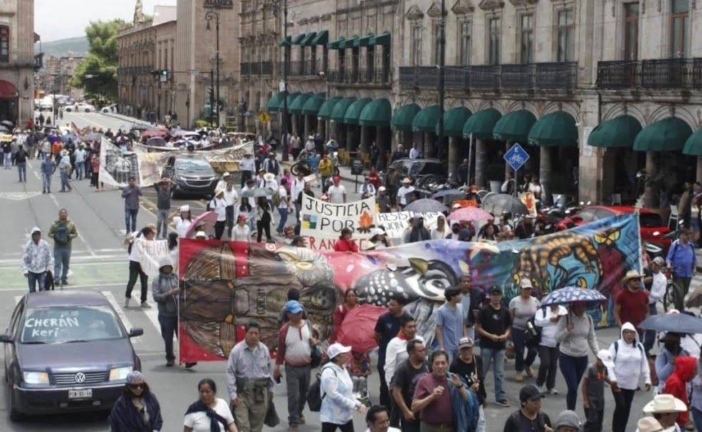  Pobladores de Cherán, Michoacán, ayer, durante una manifestación en el centro de Morelia para exigir a las autoridades federales y estatales acciones por la paz en su comunidad. Foto