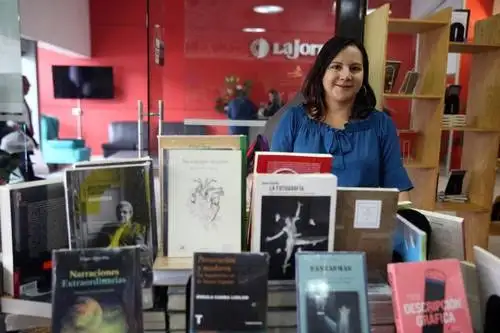 Alejandra Eme Vázquez, captada en la librería de La Jornada (Cuauhtémoc 1236, colonia Santa Cruz Atoyac), donde se puede adquirir su obra titulada Su cuerpo dejarán. Foto Jesús Villaseca