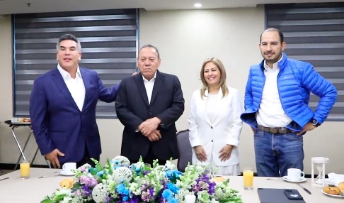 Alejando Moreno, Jesús Zambrano y Marko Cortés, dirigentes nacional del PRI, PRD y PAN, anunciando el nombramiento de Lucy Meza como su candidata de unidad para Morelos, el 9 de noviembre de 2023. Foto tomada de X @Jesus_ZambranoG