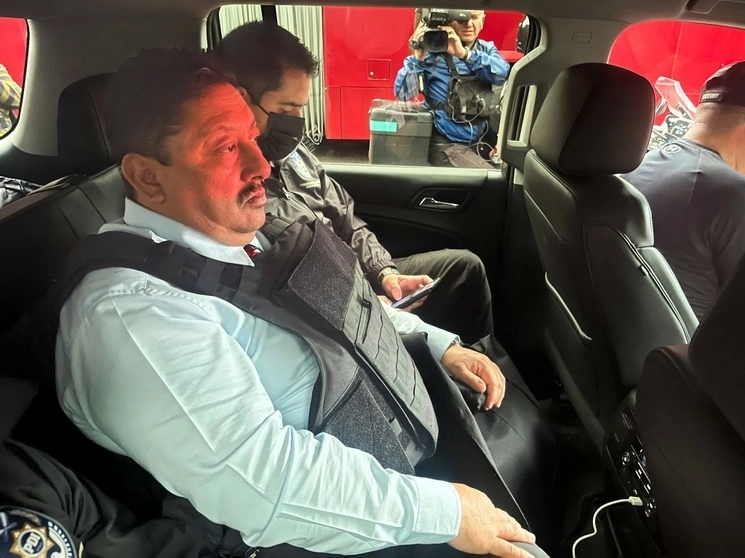 Uriel Carmona, fiscal del estado de Morelos, saliendo de la Universidad Naval con rumbo al Reclusorio Sur de la Ciudad de México, el 4 de agosto de 2023. Foto Víctor Camacho.
