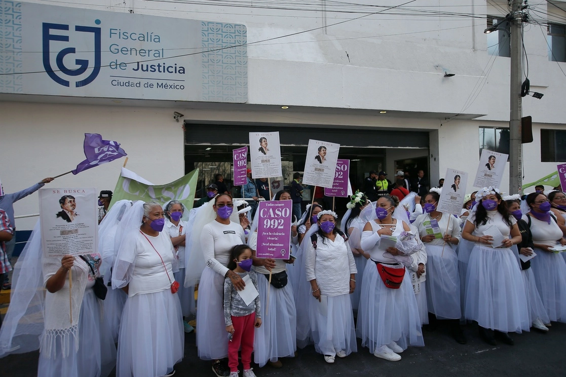 Integrantes de la iniciativa caso 992 se vistieron de novias frente a la Fiscalía General de Justicia capitalina para solicitar que se localice a quienes no cubren la pensión alimentaria de sus hijos. Asimismo, penalizar la llamada violencia vicaria, en la cual progenitores lastiman física o sicológicamente a algún vástago para causar dolor a la madre. Denunciaron el asunto del ex servidor público Leonel Ramírez Farías, quien en 2016 agredió a sus hijos y despojó de sus bienes a su ahora ex esposa. Foto Alfredo Domínguez