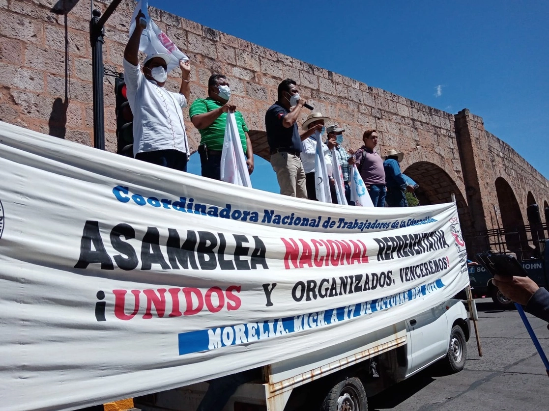Más de mil integrantes de la CNTE de Michoacán marcharon ayer en Morelia, del Centro de Convenciones a la avenida Acueducto, donde celebraron un mitin para exigir el pago puntual de los salarios y mostrar su rechazo a la reforma educativa. Foto Ernesto Martínez