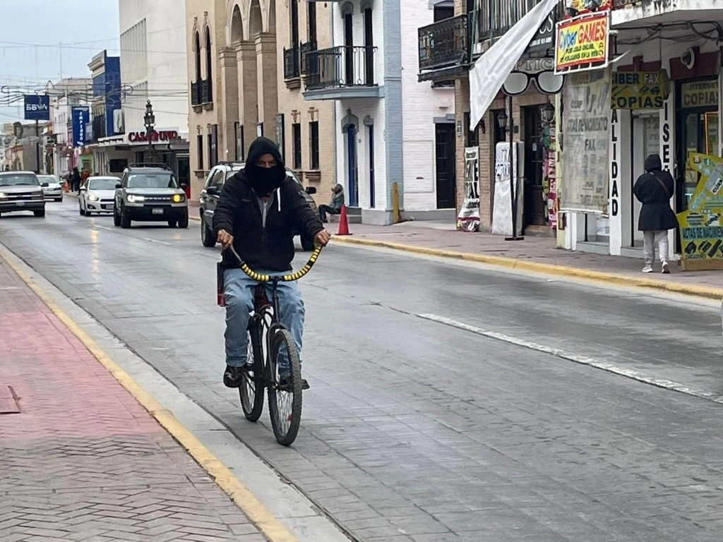 Con el termómetro marcando 0 grados, el masculino no identificado quedó sin ropa y con signos de descompensación asociados a las bajas temperaturas de acuerdo a técnicos forenses que acudieron al levantamiento del cuerpo. Foto Julia Le Duc