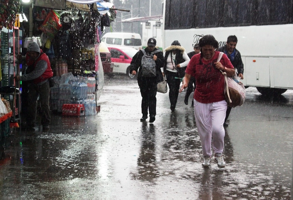En la Ciudad de México también se pronostican fuertes lluvias durante las próximas horas. Foto Roberto García