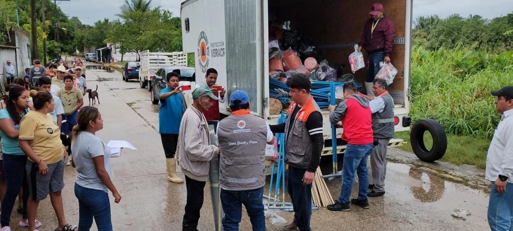 Protección civil entregó insumos en El Chapo, Veracruz tras las inundaciones. Foto PC local