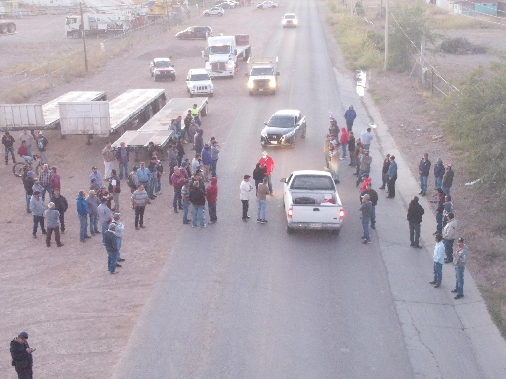 Junto a familiares, 300 mineros permanecen bloqueando los accesos de la mina Buenavista del Cobre, en Cananea, Sonora. Foto Cristina Gómez Lima 