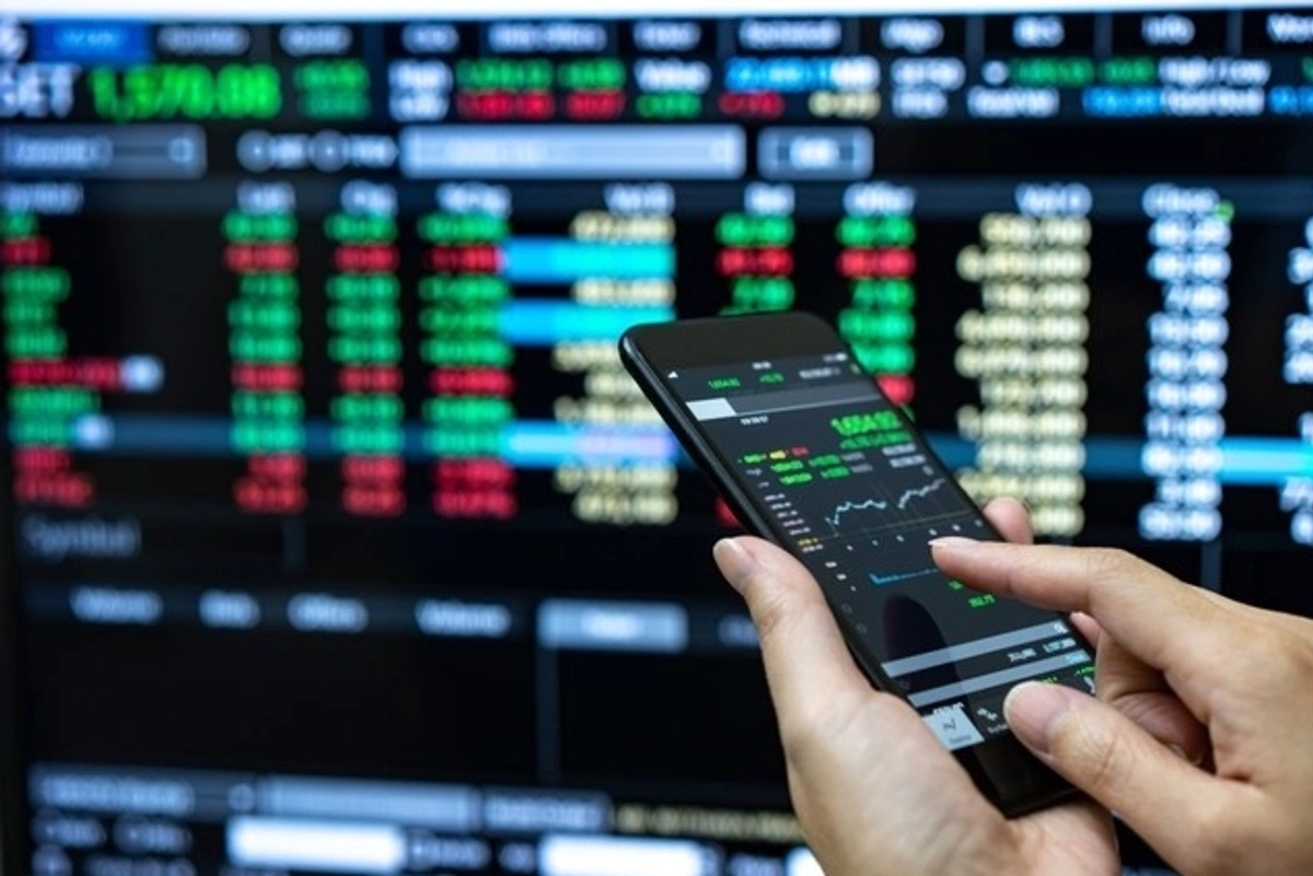 Una persona analiza datos económicos en el gráfico de ganancias de Forex. 
