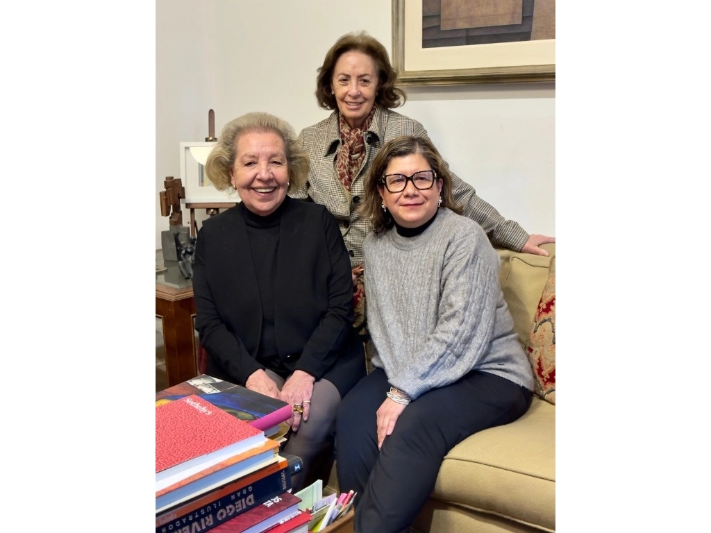 Mariana Pérez Amor y Alejandra Yturbe, directoras de la Galería de Arte Mexicano por casi medio siglo, acompañadas de Patricia Torres, una de las integrantes de la tercera generación de galeristas. Foto Roberto García Ortiz 