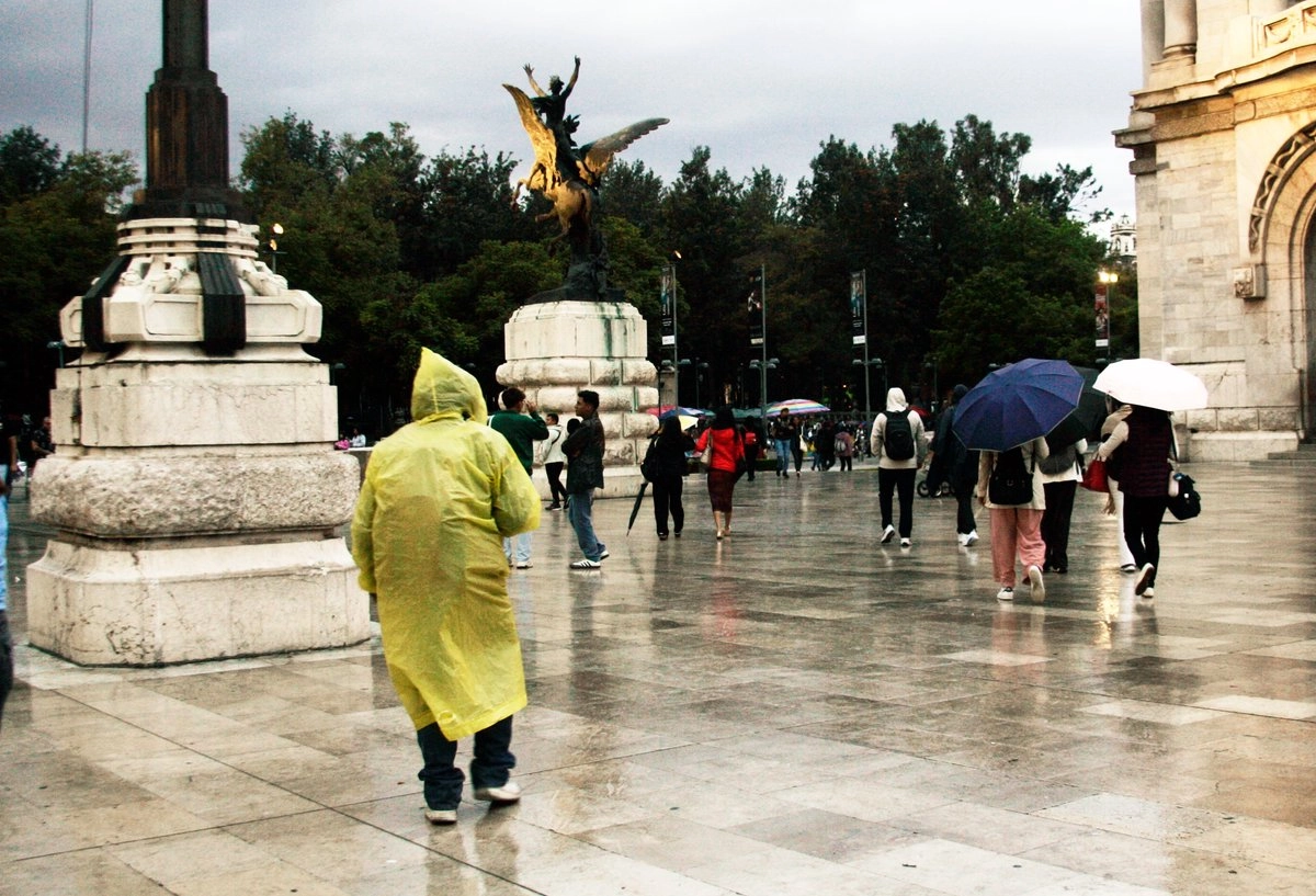 La tarde de este miércoles una fría lluvias sorprendió a los habitantes de la CDMX. Foto 