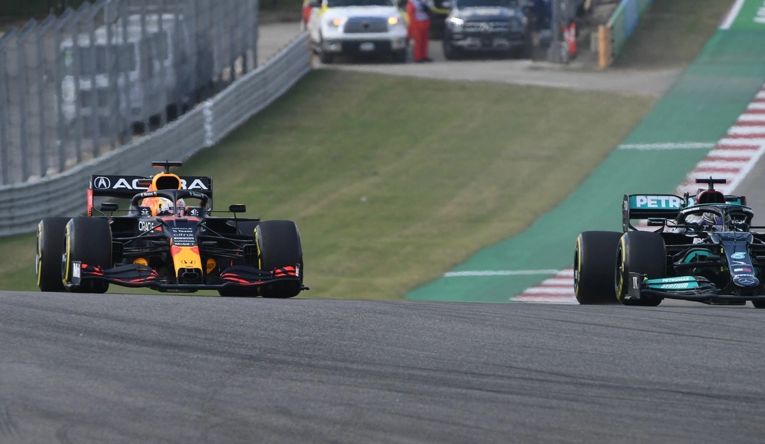 Max Verstappen (izquierda) y Lewis Hamilton durante la segunda práctica en el Circuito de las Américas, en Austin, Texas. Foto Afp