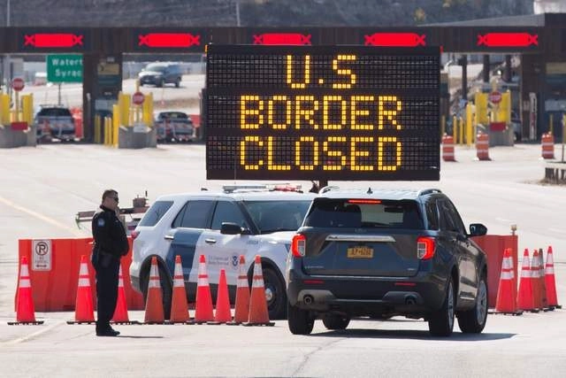 La frontera entre Canadá y Estados Unidos seguirá cerrada para cruces no esenciales hasta el 21 de junio. Foto Afp 