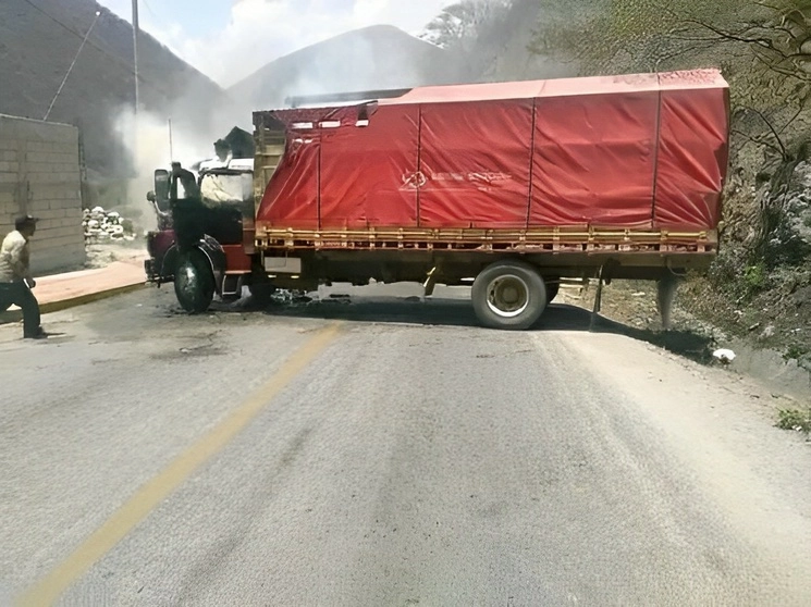 Presuntos criminales incendiaron un camión el pasado jueves en el municipio de Mazapa de Madero, Chiapas, cercano al de Frontera Comalapa, donde además hubo un tiroteo. Foto ‘La Jornada’