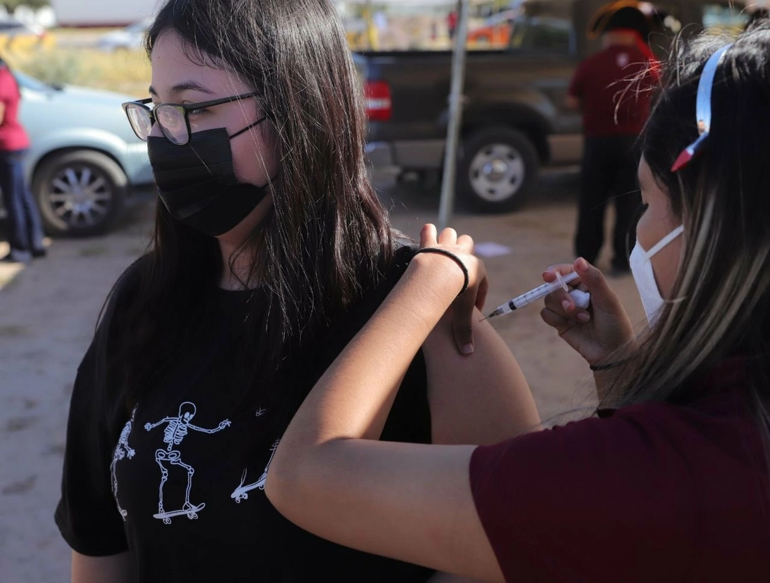 Vacunación de una joven en Nuevo Laredo. Foto @Carmenliliacrv