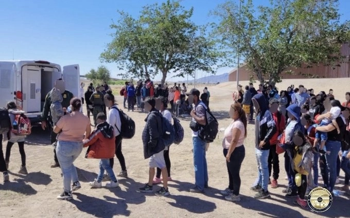 Detención de migrantes en Ciudad Juárez. Foto La Jornada