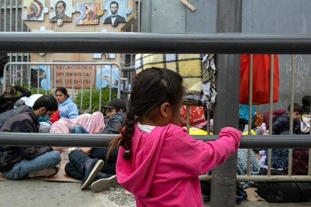 Buscadores de asilo esperan en la graita de San Ysidro, en la frontera entre EU y México, desde Tijuana, Baja California. Foto Afp / Archivo