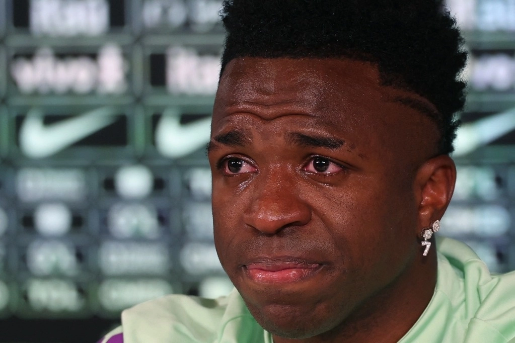 El delantero brasileño Vinicius Junior llora mientras da una rueda de prensa en vísperas del partido amistoso internacional de fútbol entre España y Brasil en el campo de entrenamiento de la Ciudad Real Madrid en Valdebebas, en las afueras de Madrid, el 25 de marzo de 2024. España organizó un amistoso contra Brasil en el Santiago Bernabéu bajo el lema "Una Piel" para ayudar a combatir el racismo. Foto Afp