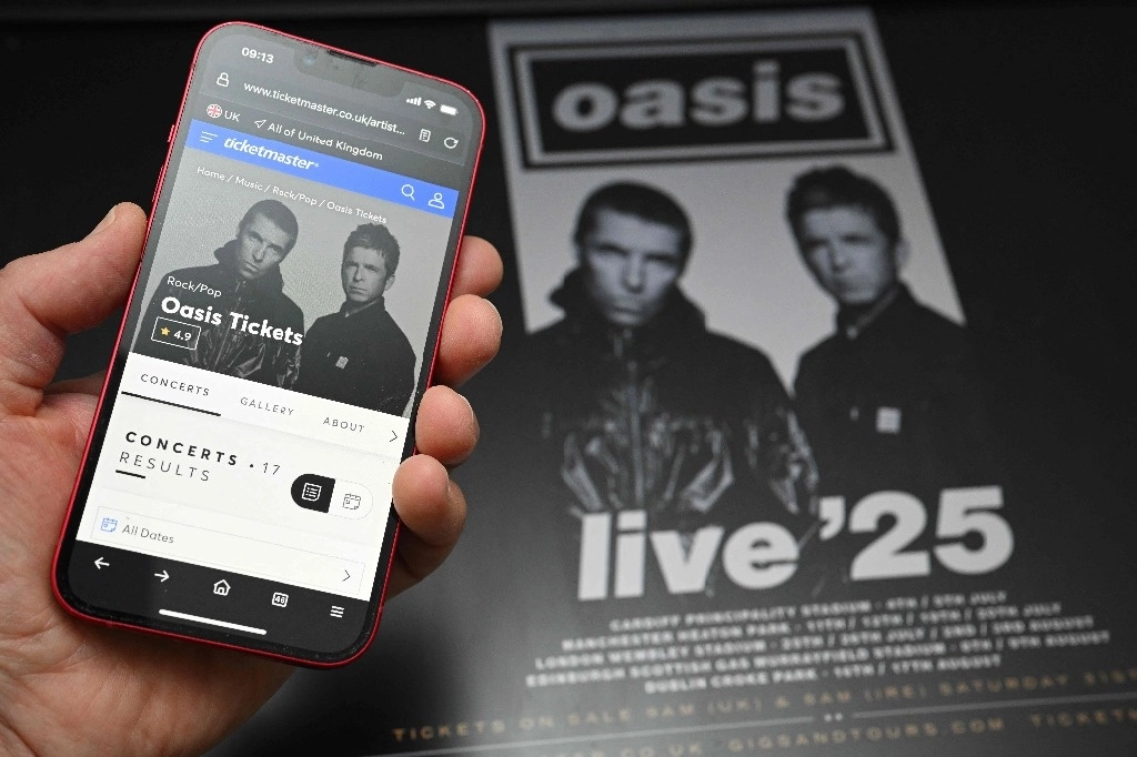 Millones de fanáticos de Oasis intentaron conseguir uno de los preciados boletos para la gira de la banda británica a mediados de 2025, aunque muchos quedaron frustrados por el colapso de los portales de venta online, el 31 de agosto de 2024. Foto Afp