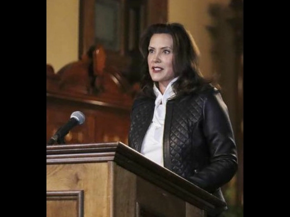 La gobernadora demócrata de Michigan, Gretchen Whitmer, dirigió ayer un mensaje a la ciudadanía, luego de que se fincaron cargos estatales y federales contra 13 miembros de milicias que se preparaban para secuestrarla y derrocarla. Foto Ap / Oficina del gobierno de Michigan