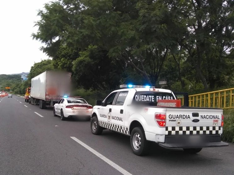 Integrantes de la Guardia Nacional y del Centro de Coordinación, Comando, Control, Comunicaciones y Computo (C5) de Morelos, frustaron el robo de dos tractocamiones con 50 toneladas de abarrotes. Foto cortesía de la Guardia Nacional