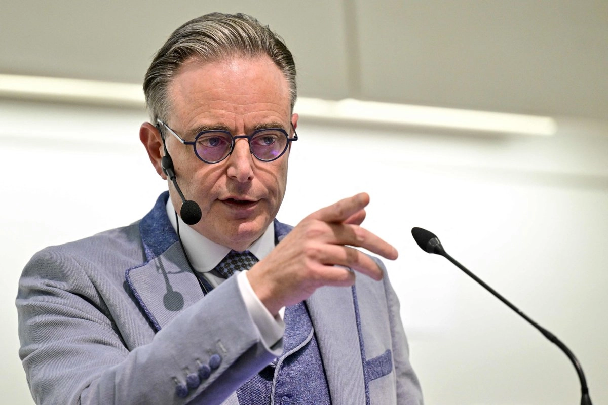 El primer ministro belga, Bart De Wever, gesticula mientras pronuncia un discurso durante la inauguración de la Facultad de Ciencias Políticas de los profesores Devos y Bouteca en la Universidad UGent de Gante, el 7 de octubre de 2025. Foto
