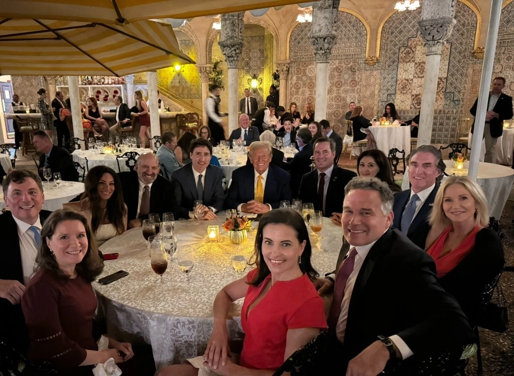 El primer ministro de Canadá, Justin Trudeau, señaló que mantuvo una "excelente conversación" con Donald Trump en la propiedad del presidente electo en Florida, en momentos en que los vecinos de EU pretenden mitigar el impacto de las amenazas arancelarias. Imagen tomada de @DaveMcCormickPA