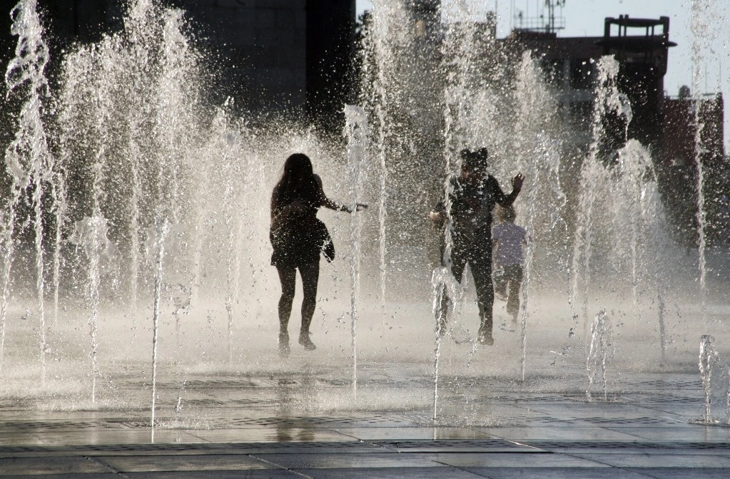 Personas se refrescan en las fuentes del Monumento a la Revolución en un día de altas temperaturas en CDMX. Foto Roberto García / Archivp