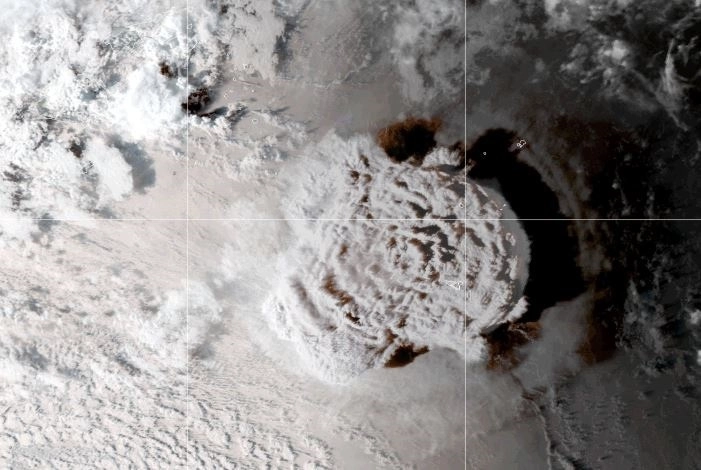 La NASA afirmó que la erupción de Tonga fue varios centenares de veces más potente que la bomba atómica estadunidense lanzada sobre la ciudad japonesa de Hiroshima. Foto NASA vía Europa Press