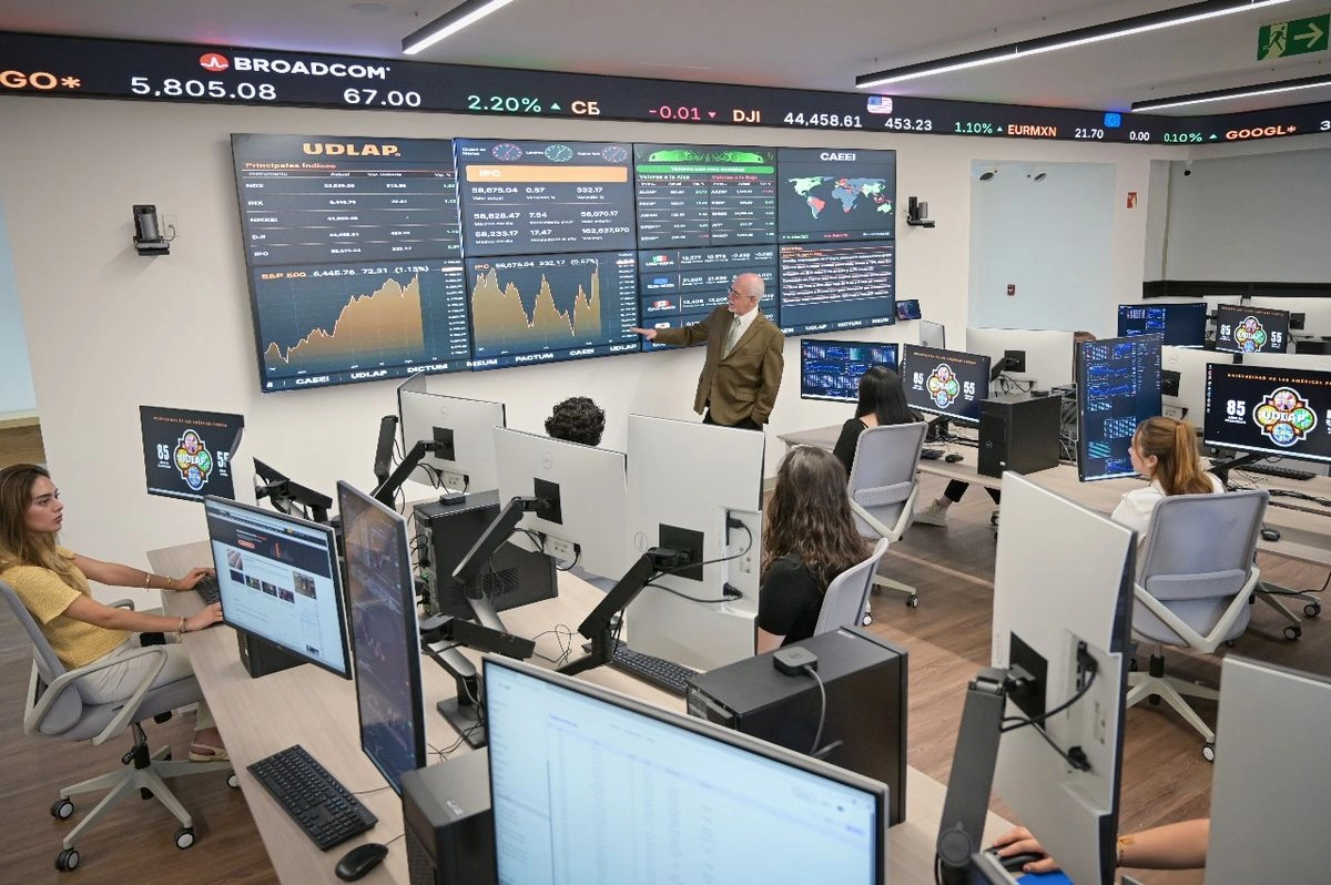 Inauguran primer centro financiero universitario de realidad inmersiva en Latinoamérica 