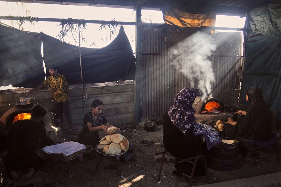 Palestinos desplazados viven en una escuela que sirve de refugio en Deir al-Balah, en la franja de Gaza, el 6 de julio de 2025. Foto 