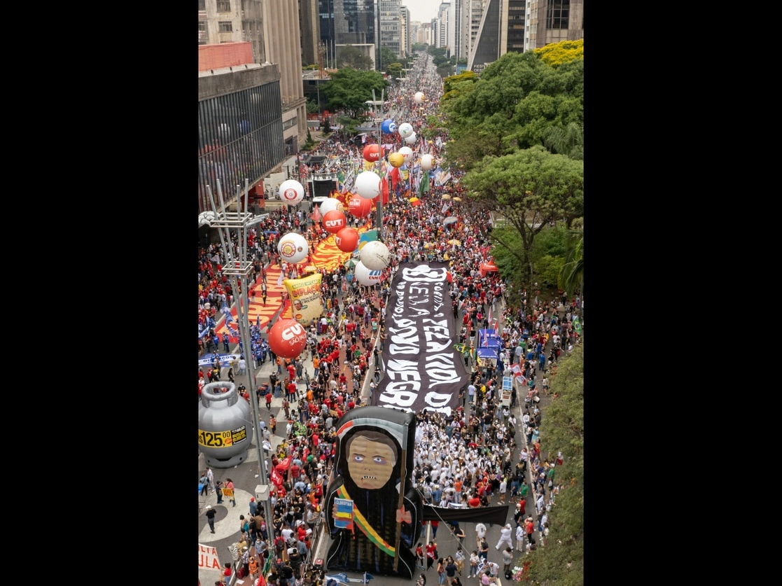 Decenas de miles marcharon ayer en las principales ciudades de Brasil y de otros 17 países para exigir la destitución del presidente ultraderechista. Foto Ap