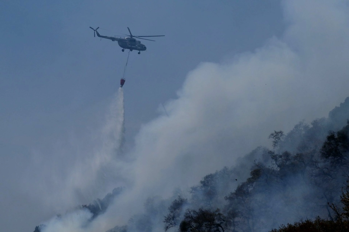 El incendio en el paraje Los Corredores, que comenzó el pasado martes, ha devastado más de 90 hectáreas de pino-encino y selva baja caducifolia, reportaron autoridades federales, estatales y locales. Un helicóptero de la Guardia Nacional y otro de la Fuerza Aérea Mexicana se unieron al combate del fuego. El alcalde de la localidad dijo que dos hombres provocaron las llamas. Foto Cuartoscuro