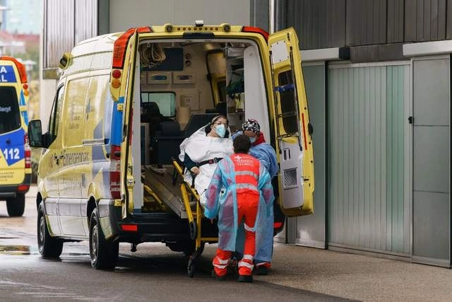 El Covid-19 está fuera de control en España. Prácticamente en todas las comunidades autónomas la propagación del virus es comunitaria y masiva, con lo que los enfermos empiezan a llenar de nuevo los hospitales. La imagen, en Burgos. Foto Afp