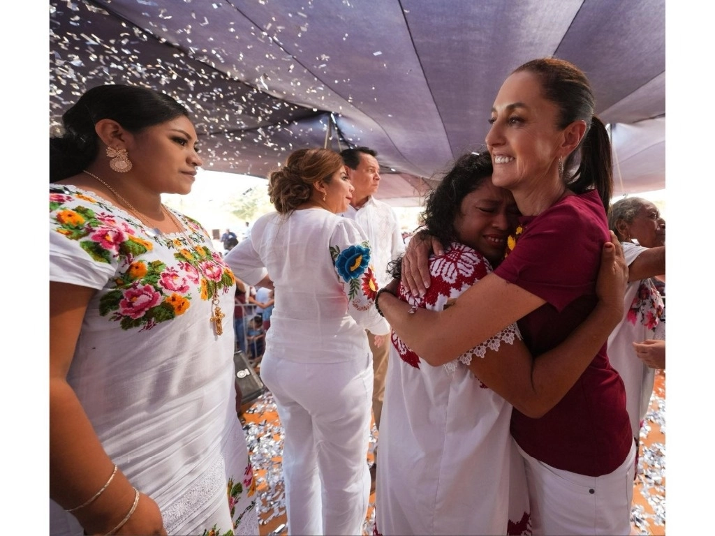Claudia Sheinbaum visitó ayer Izamal, Yucatán. Platicó con los asistentes y abrazó a todas las personas que se lo pidieron. Foto 'La Jornada'



