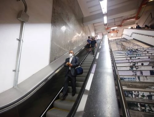 Escaleras de la estación del Metro Auditorio. Foto Guillermo Sologuren
