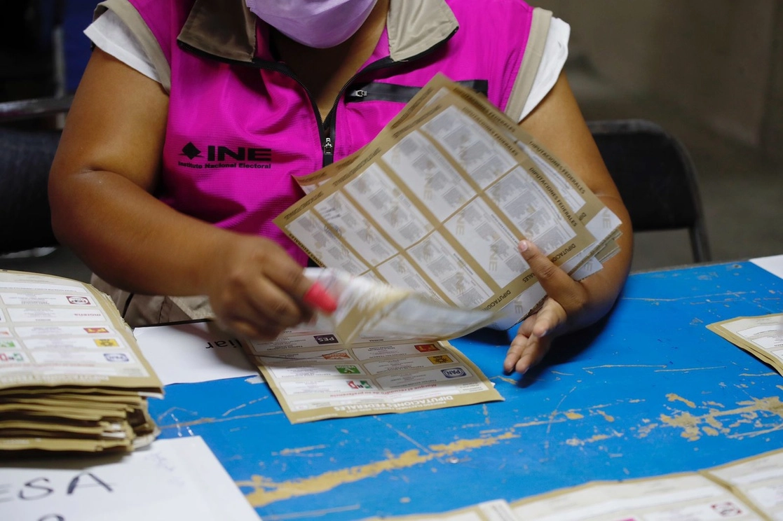 Personal del INE y funcionarios de casilla realizan el conteo de votos de los cómputos distritales de la Junta Distrital 16 en la alcaldía Álvaro Obregón, Ciudad de México, el pasado 9 de junio de 2021. Foto Cristina Rodríguez