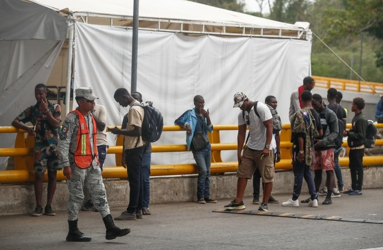 Migrantes en la frontera sur de México; solicitan atención en la Comar y en el INM. Foto Víctor Camacho / Archivo