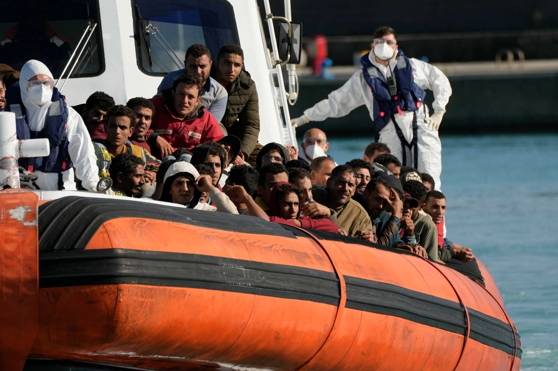 Migrantes y refugiados, jóvenes y niños en su mayoría de Egipto, entre los 250 rescatados por la Guardia Costera italiana, ingresan al puerto de Roccella Jonica, región de Calabria, sur de Italia, el 14 de noviembre de 2021. Foto Ap 