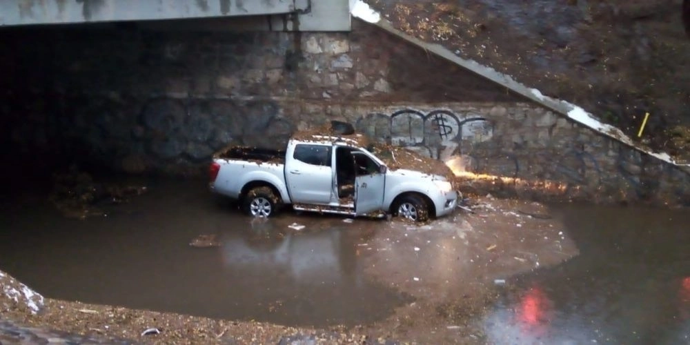 El automóvil fue cubierto en su totalidad por el nivel del agua, inundando la cabina donde se encontraba el hombre que murió. Foto La Jornada