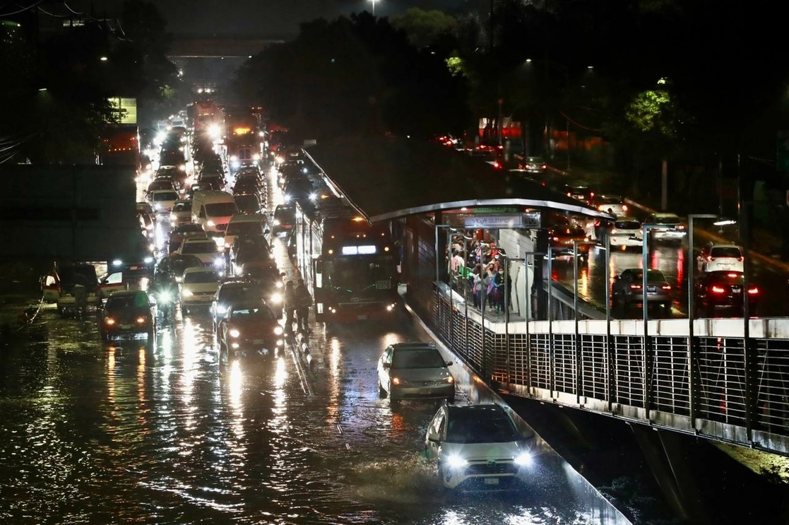 La avenida Insurgentes fue uno de los puntos más inundados tras la granizada en la CDMX este domingo. Foto Luis Castillo