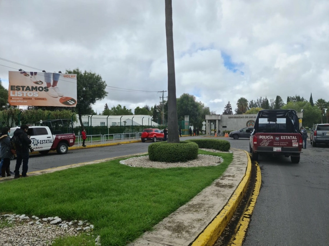 La mañana de este martes elementos de la policía estatal y por lo menos una decena de vehículos de la SSP se apostaron en las instalaciones de la Universidad de las Américas (Udlap). Foto Martín Hernández / La Jornada de Oriente
