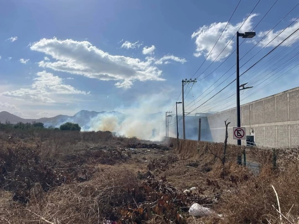 Aspectos de una quema de pastizales a espaldas de la Macro Plaza en Tecámac. Foto 'La Jornada'