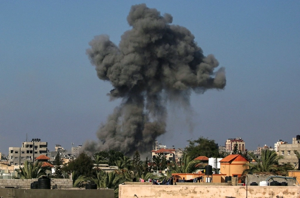 Columnas de humo tras el bombardeo israelí en Nuseirat, en el centro de la Franja de Gaza, el 11 de agosto de 2024, en medio del conflicto en curso entre Israel y el grupo militante palestino Hamas. Foto Afp