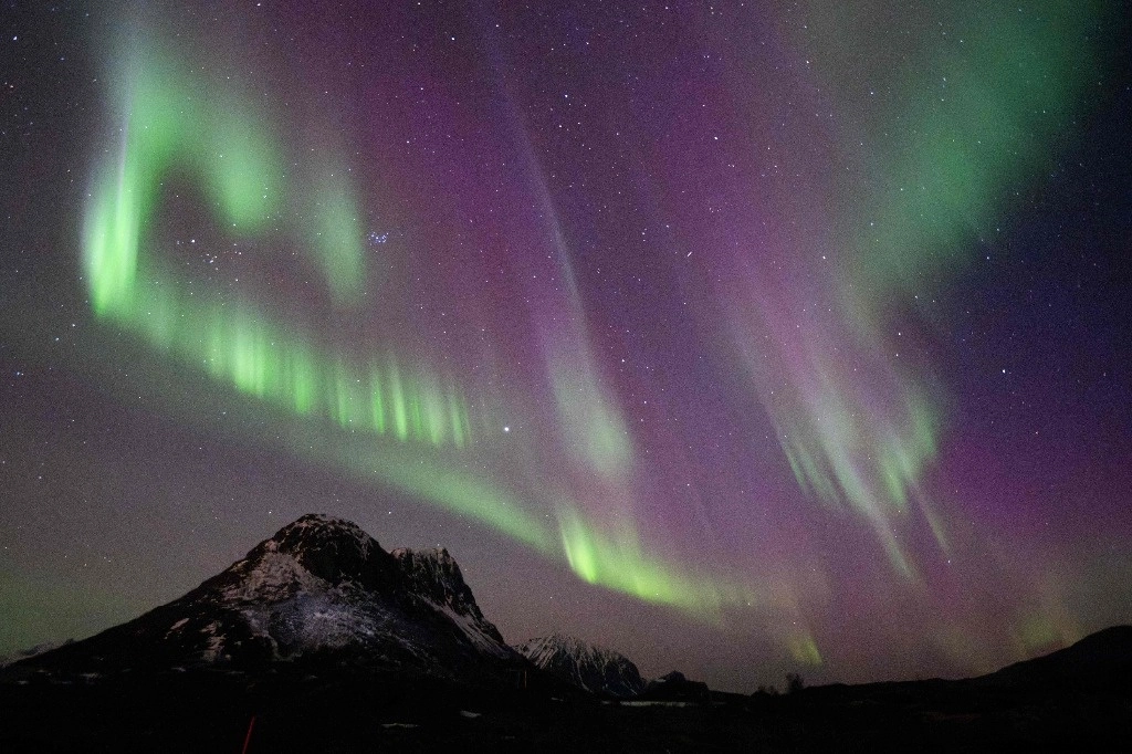 Una enorme tormenta solar se dirige hacia la Tierra, sobrealimentando las auroras y provocando posibles interrupciones en los satélites y las redes eléctricas ya en la tarde del 10 de mayo de 2024, dicen funcionarios estadunidenses. Foto Afp