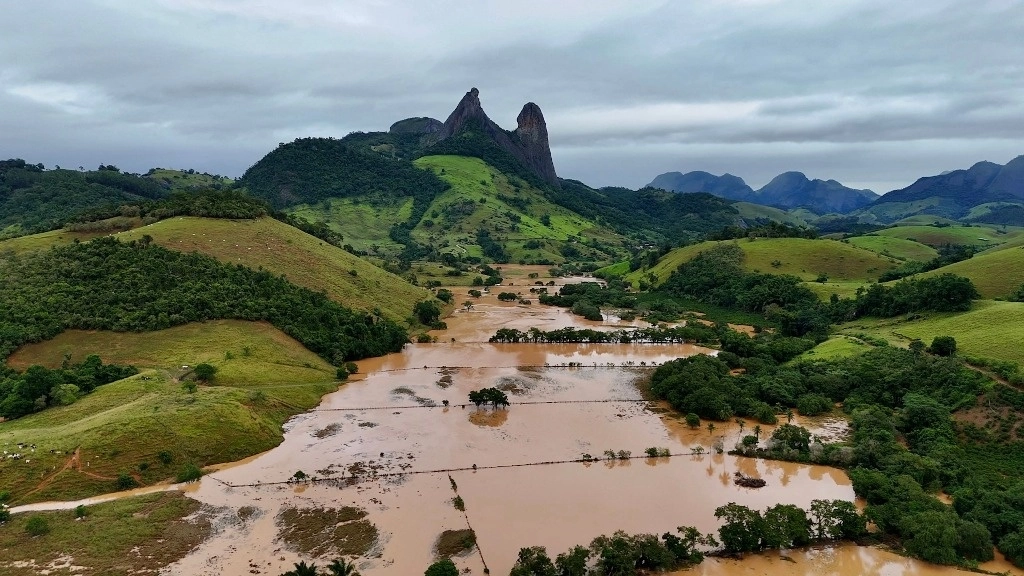 Lluvias torrenciales en Brasil han dejado 15 muertos en el estado de Espirito Santo y ocho fallecidos más en Río de Janeiro. Foto Afp