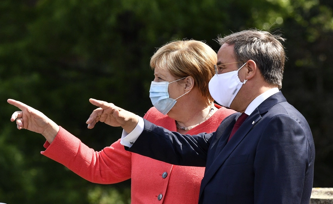 La canciller alemana Angela Merkel (izq) y el titular de la Unión Cristiana Demócrata, Armin Laschet (der), en Duesseldorf, Alemania, el 18 de agosto de 2020. Foto Ap