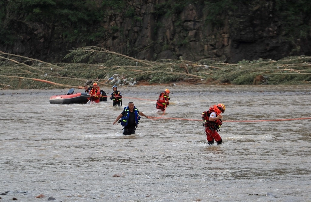 Rescatistas auxilian a personas afectadas por las lluvias en un río perteneciente al municipio de Heishanke, en la ciudad de Huludao de la provincia de Liaoning, en el noreste de China. Foto Xinhua