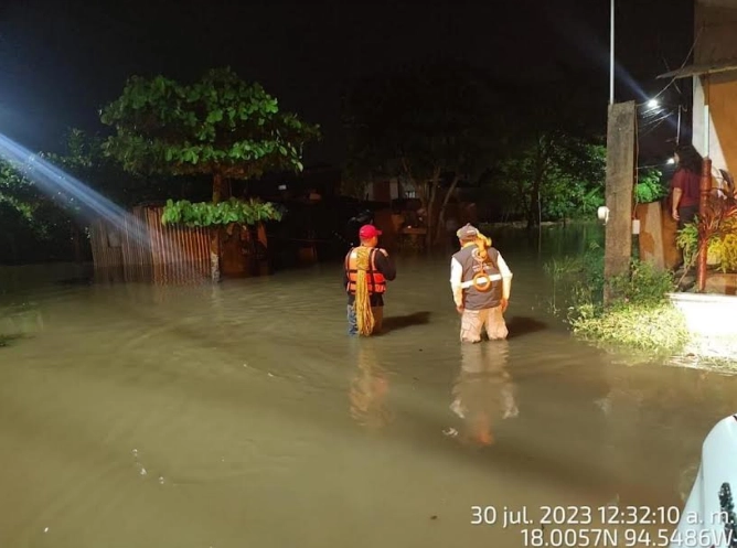 Personal de  Protección Civil Estatal y municipal, así como SEDENA, Guardia Nacional y SSP mantienen recorridos de verificación y la atención coordinada en las colonias afectadas. Foto Eirinet Gómez