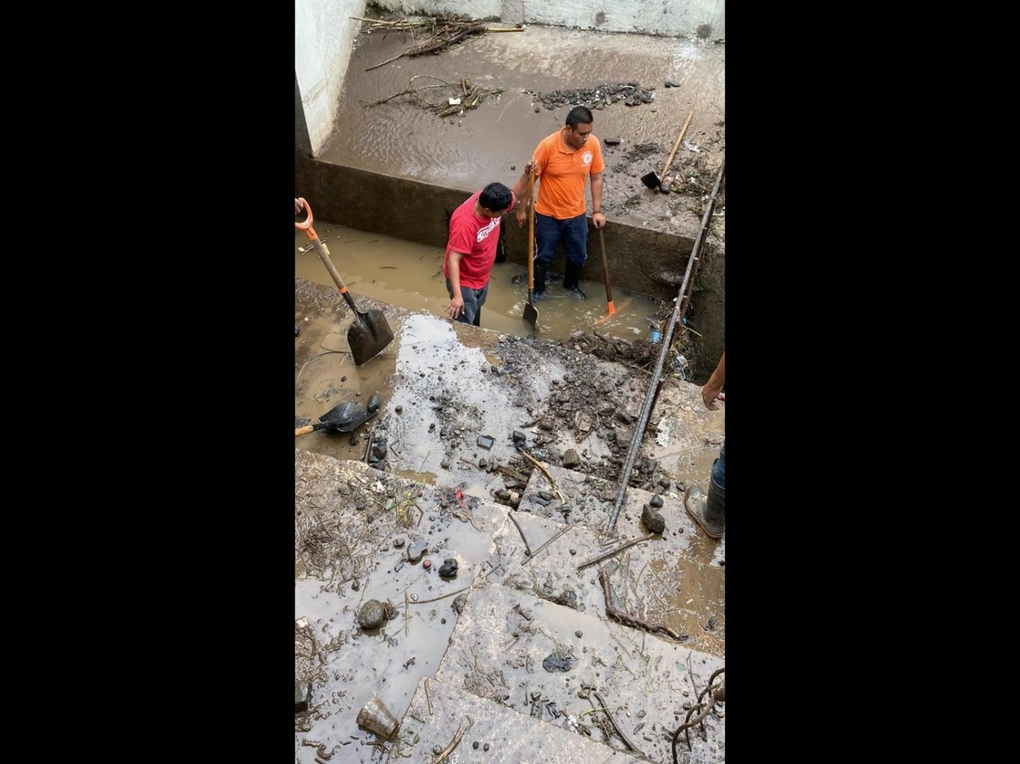 La inundación de las casas se reportaron en el fraccionamiento San Jerónimo y en la colonia Delicias. Foto cortesía PC de Cuernavaca