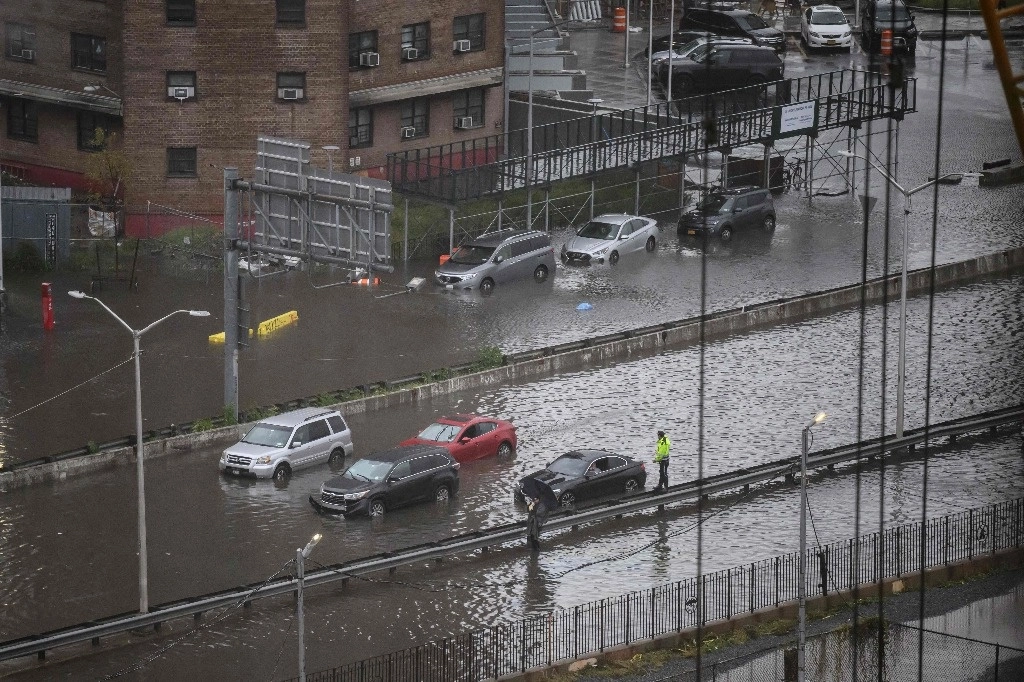 Una vista general muestra automóviles varados en las aguas de una inundación en la autopista FDR en Manhattan, Nueva York, el 29 de septiembre de 2023. Foto Afp