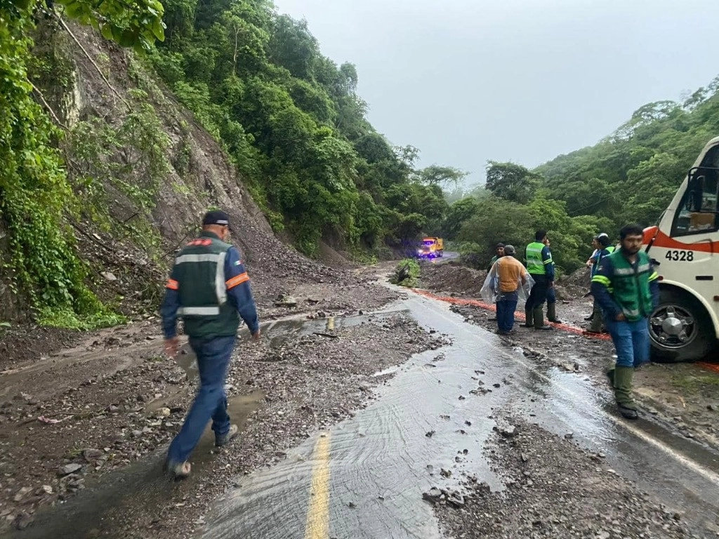 En la carretera Minatitlán-Villa de Álvarez se generó un derrumbe que bloqueó la carretera a la altura de la comunidad de Paticajo. Foto 'La Jornada'